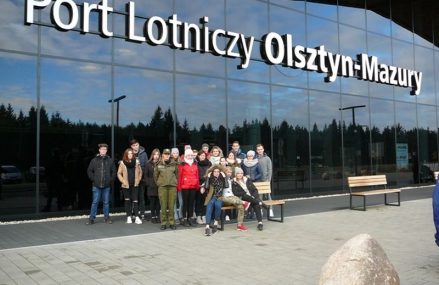 Logistycy na lotnisku w Szymanach