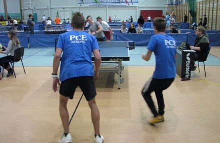 Wygrane i awanse uczniów PCE do zawodów rejonowych w tenisie stołowym.
