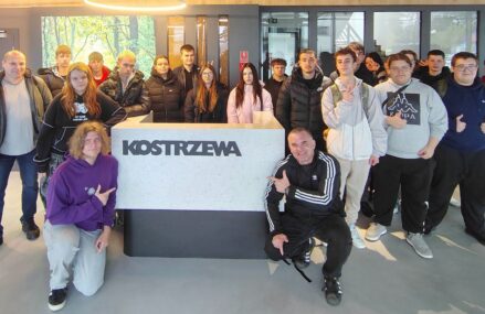 Logistyka w praktyce – jak firma KOSTRZEWA w Giżycku dała naszym uczniom wyjątkową lekcję zawodową